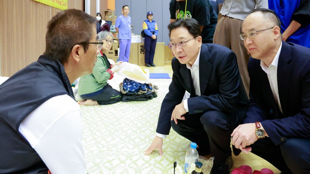 大埔宏福苑大火｜周霽與農融到訪臨時庇護中心 慰問災民