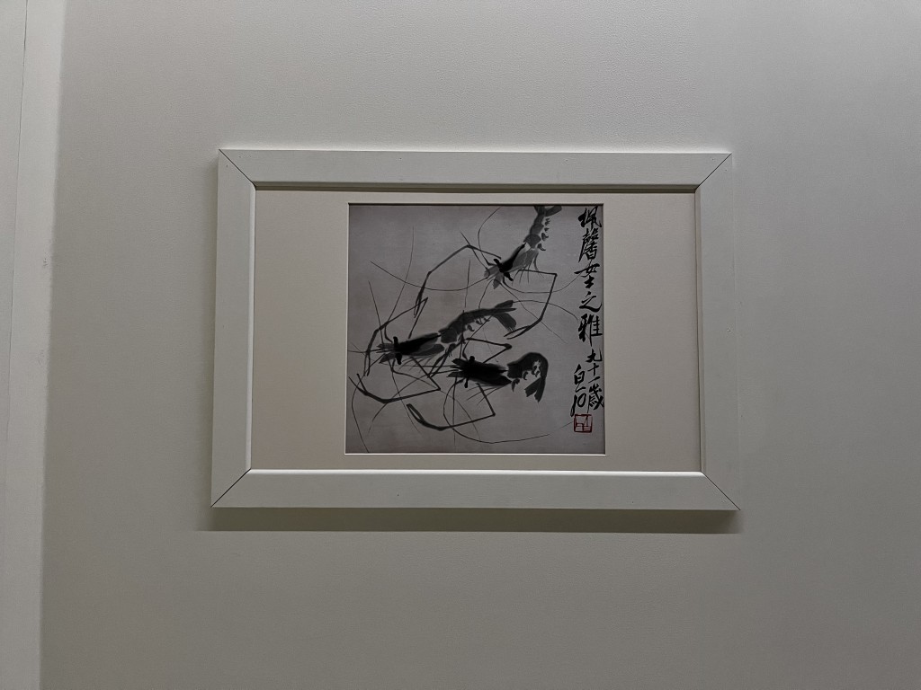 展覽會展出多幅國畫大師送贈予趙少昂的珍藏畫作。圖為齊白石贈予趙少昂夫人的《群蝦圖》