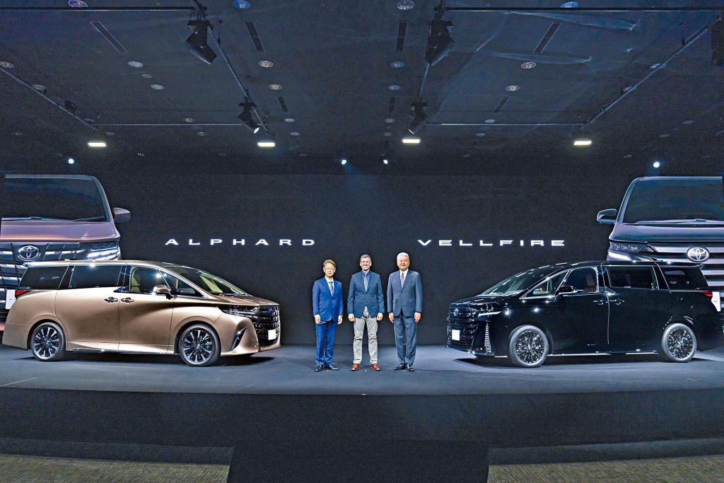 （左起）Alphard及Vellfire總工程師吉岡憲一、開發部總經理Simon Humphries及豐田執行副總裁中島宏樹，上周一同出席日本當地新車發布會。