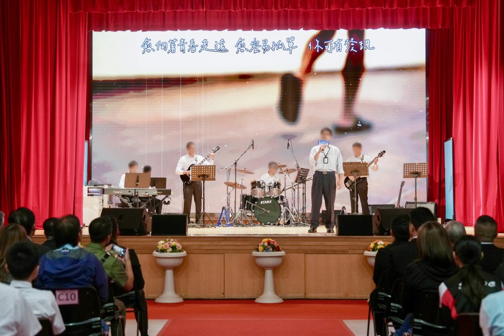 在囚人士在台上演唱及演奏樂曲。