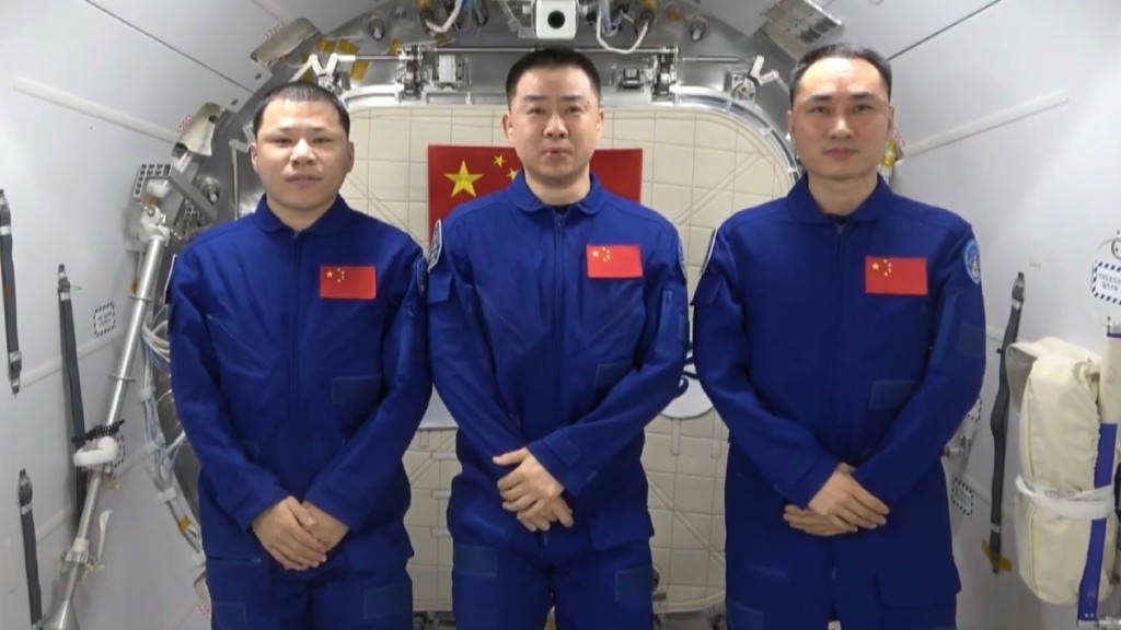 神舟二十號航天員王杰、陳冬、陳中瑞在中國空間站向同胞送上祝福。央視截圖