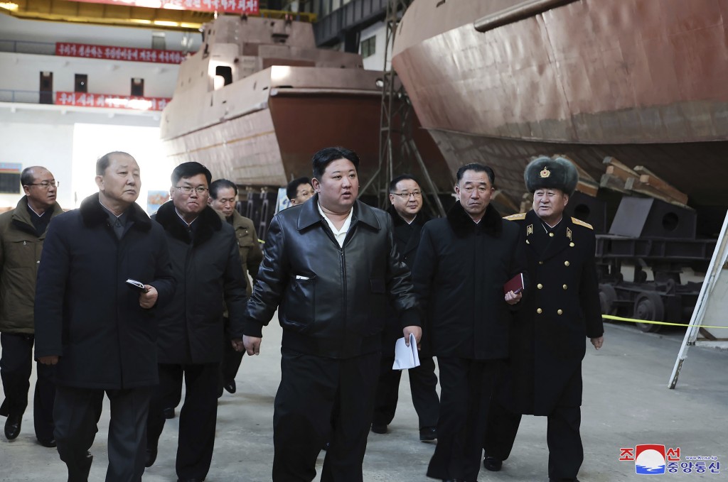 金正恩在造訪南浦造船廠時強調，加強國家海軍力量至關重要。美聯社