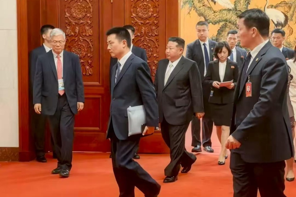 中朝兩國最高領導人會談結束,金正恩離開人民大會堂。 央視截圖 中朝兩國最高領導人會談結束,金正恩離開人民大會堂。 央視截圖