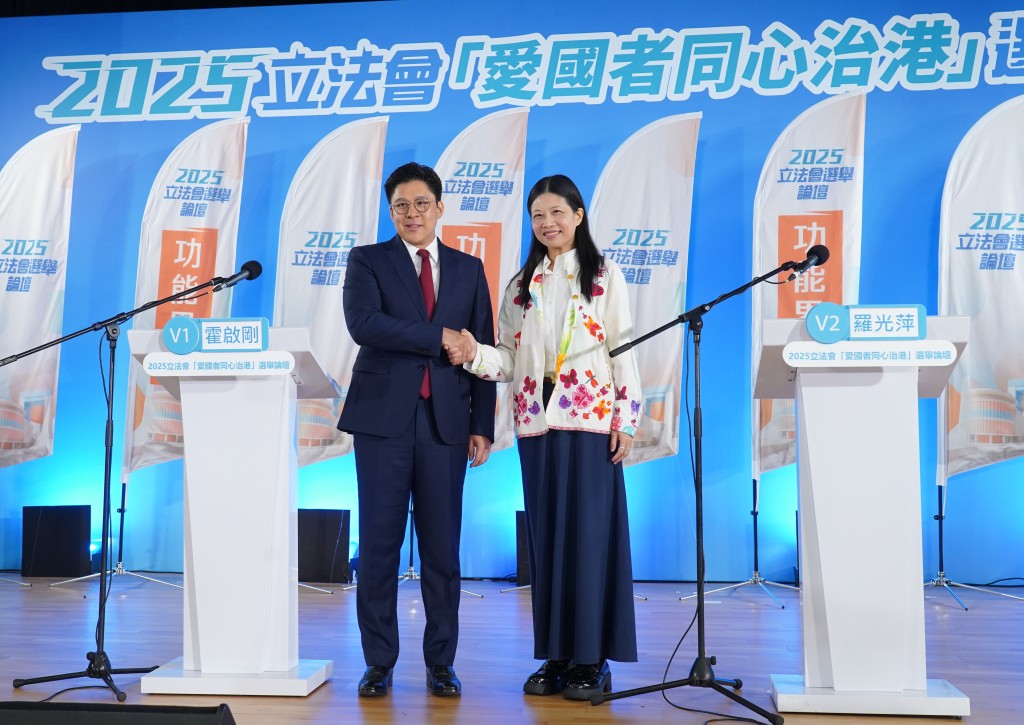 （左起）功能界別體育、演藝、文化及出版界候選人包括現任議員霍啟剛，及文學館館長、中通社副總編輯羅光萍。
