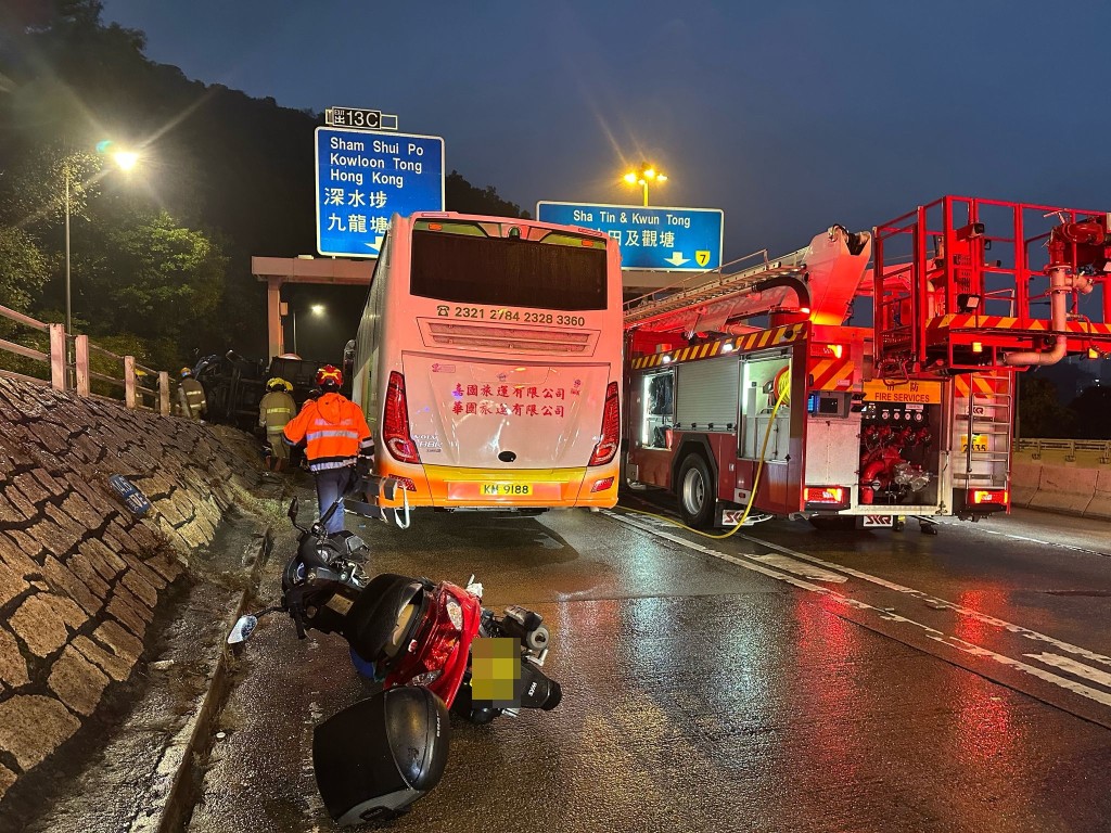 密斗貨車先撞上石壆，繼而向右翻側，整架車橫亙石壆之上，救援人士在現場為鐵騎士治理。黎志偉攝