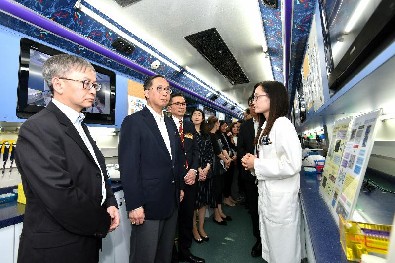 楊偉雄(左二)在黃大仙祠參觀嗇色園生物科技流動實驗室,了解其推廣生物科技教育的工作。政府新聞處圖片