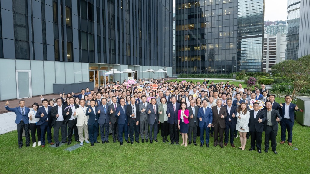 立法會議員昨日(20日)與秘書處職員茶聚。林健鋒fb 立法會議員昨日(20日)與秘書處職員茶聚。林健鋒fb