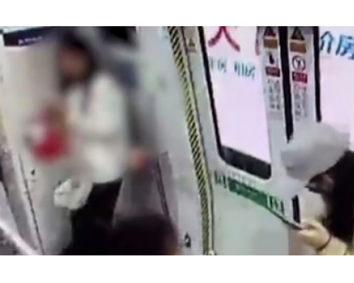 杭州地鐵一名男乘客藉「撿手機」靠近並偷吻了一名女乘客的大腿。 網上圖片