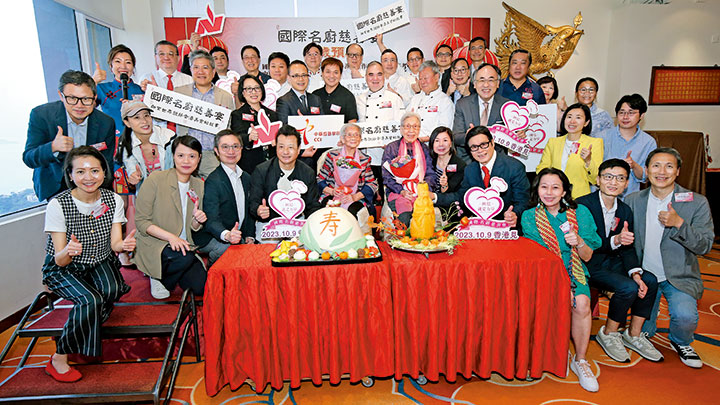 「國際名廚慈善宴」與中華廚藝學院上周五舉行「千歲預宴」， 與義務工作發展局旗下西園長者中心年過百歲的人瑞及近四十位高齡長者提早慶祝母親節。