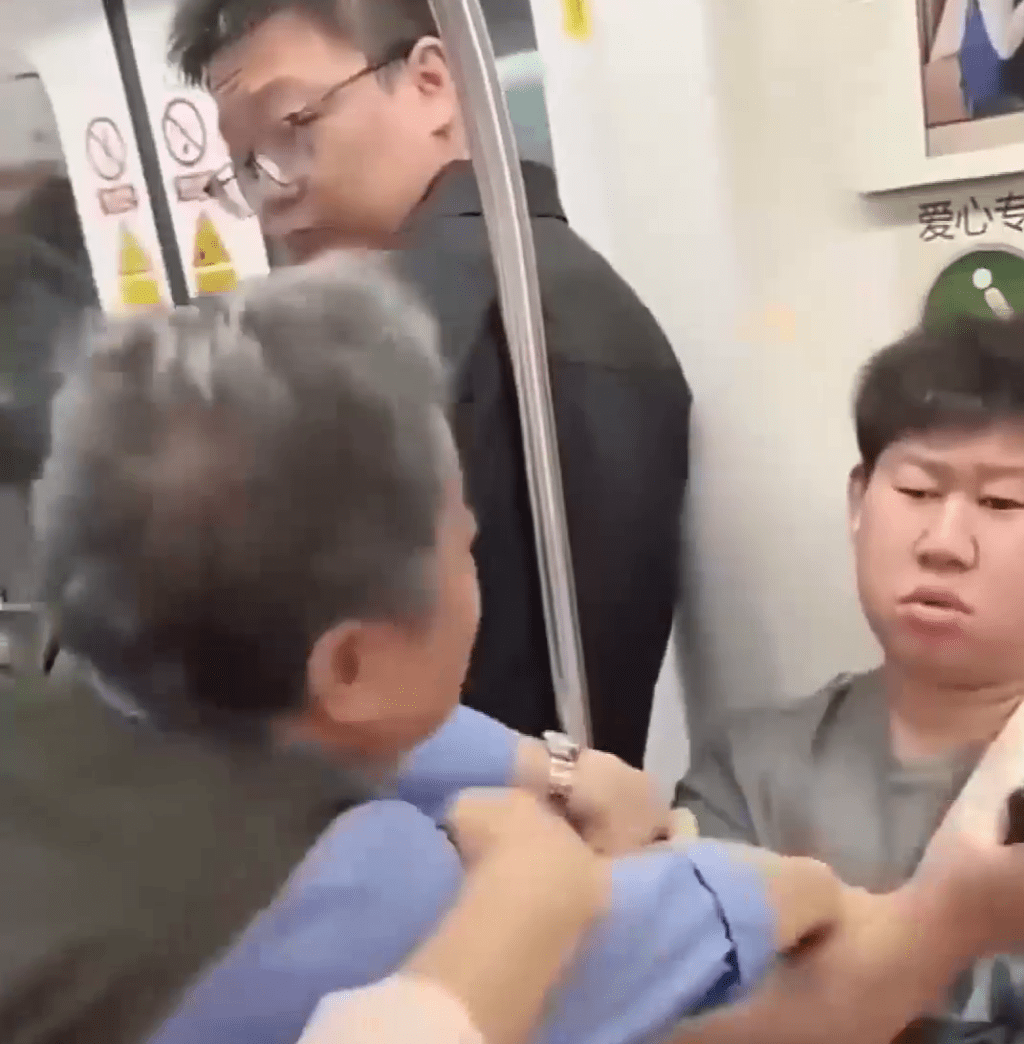 老翁硬拉年輕男逼讓座。 老翁硬拉年輕男逼讓座。