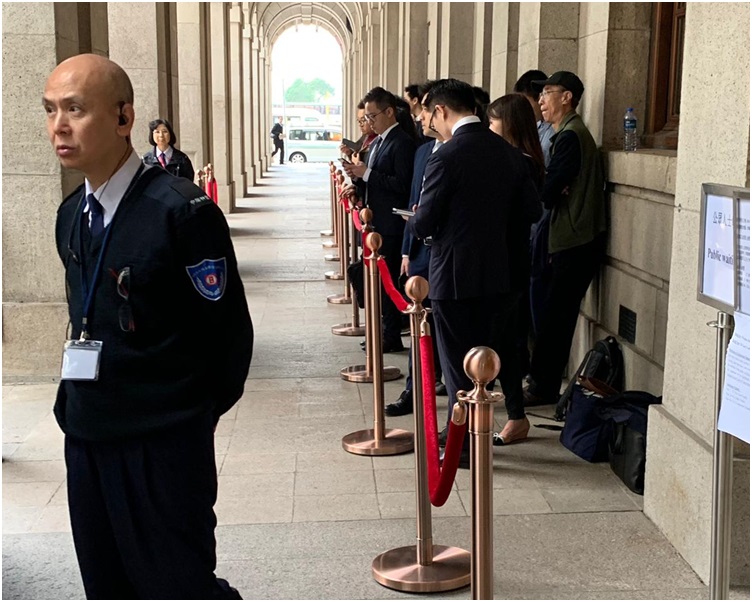 記者及公眾人士在終院門外排隊等候入庭。徐曉伊攝