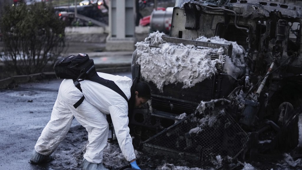 墨西哥氣罐車翻側爆炸，法證人員檢查一輛受損貨車。  美聯社