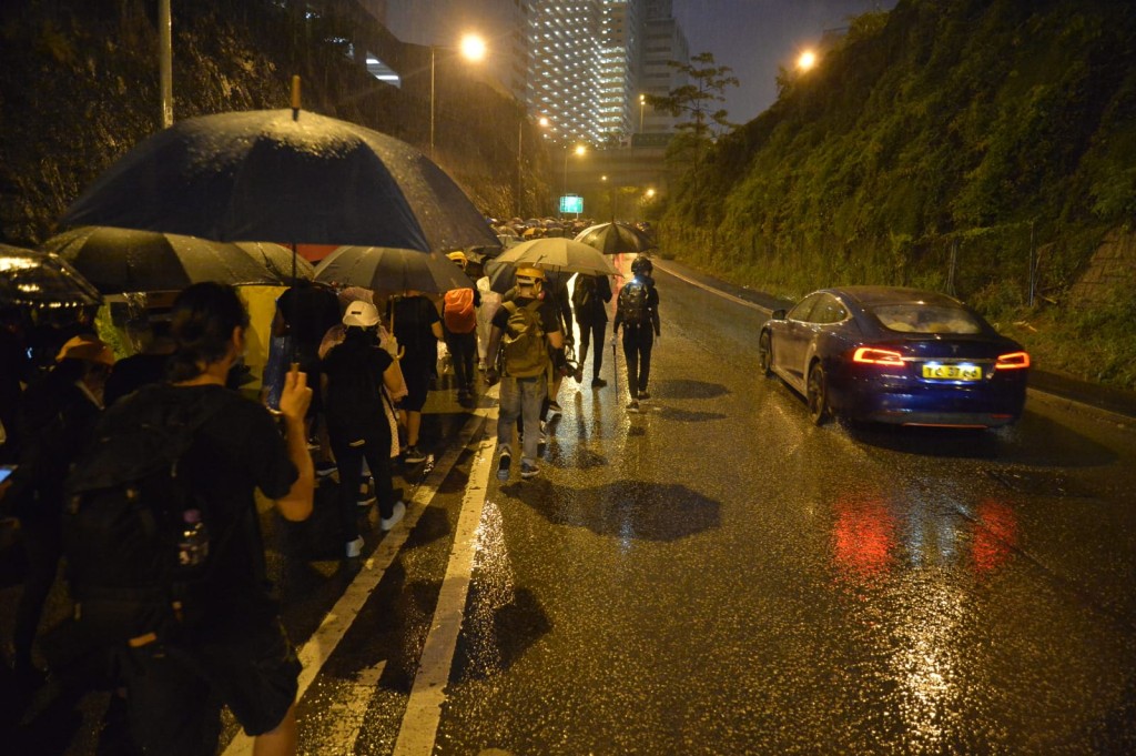 部分示威者沿荃灣路公路往葵芳撤退