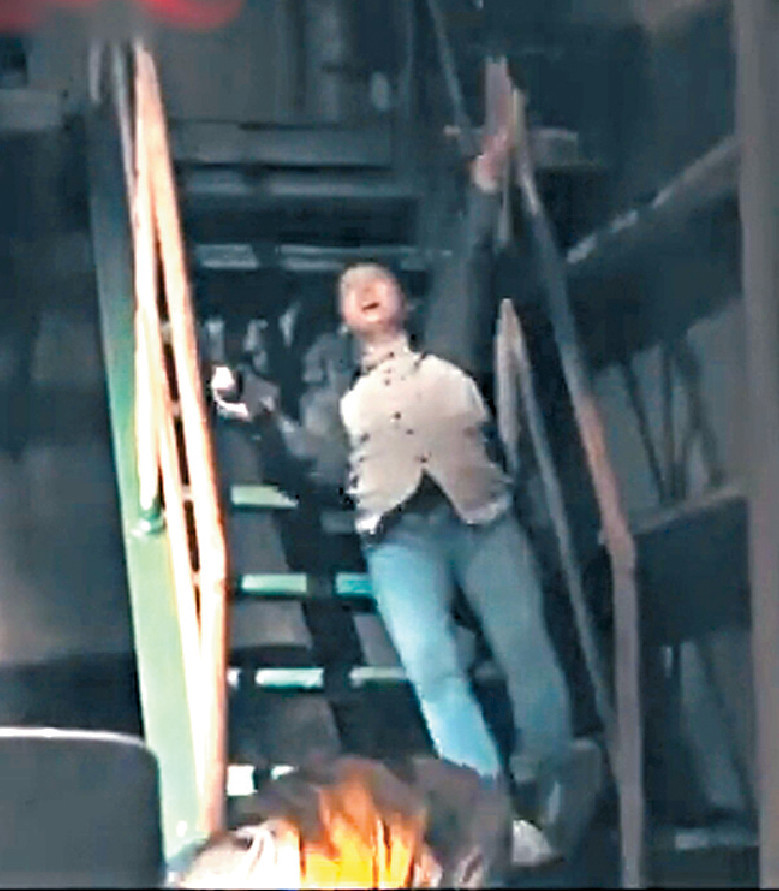 ■阿Sa親自演出碌落樓梯的危險鏡頭。 ■阿Sa親自演出碌落樓梯的危險鏡頭。