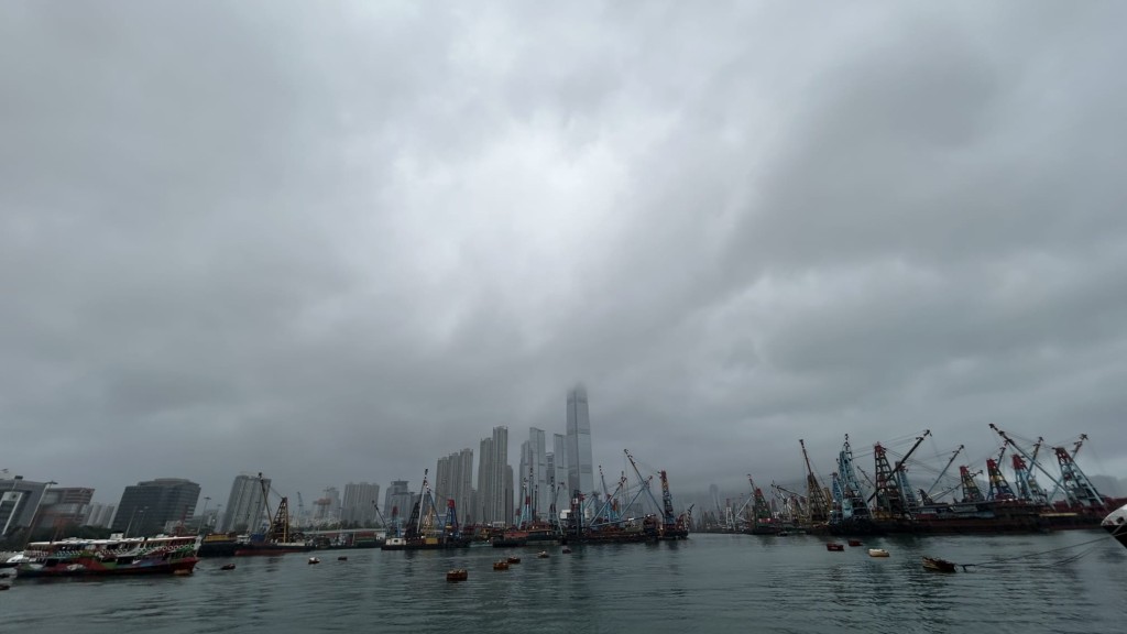 本港地區今日多雲，間中有驟雨。蔡楚輝攝