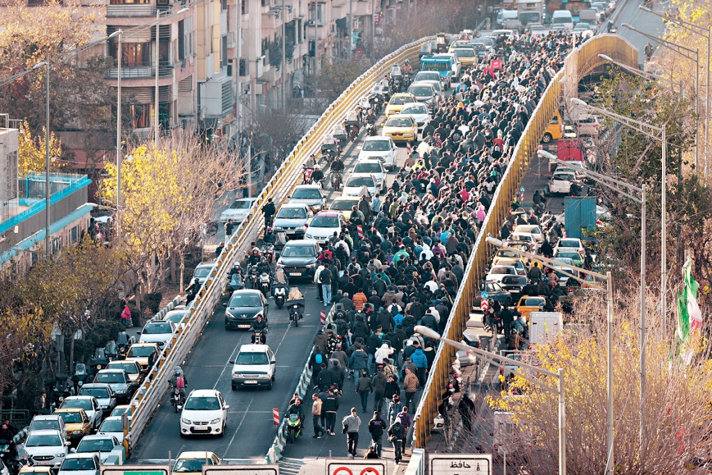 不滿貨幣暴跌的示威者在德黑蘭市中心遊行。