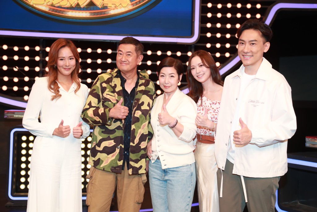 馮盈盈（右二）同鄧梓峰、黎芷珊、林溥來和吳幸美組成「台慶MC」隊伍。