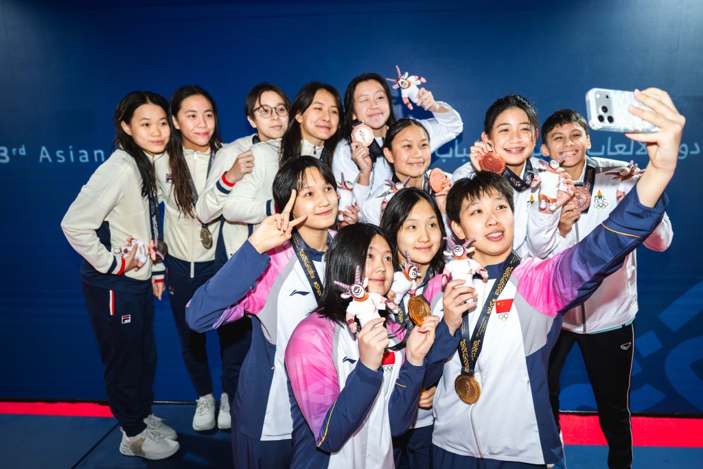 港隊於女子4x100米混合泳接力得銀牌,成員有陳梓瑜、文薈喬、文雪兒和李芯瑤。港協暨奧委會圖片 港隊於女子4x100米混合泳接力得銀牌,成員有陳梓瑜、文薈喬、文雪兒和李芯瑤。港協暨奧委會圖片