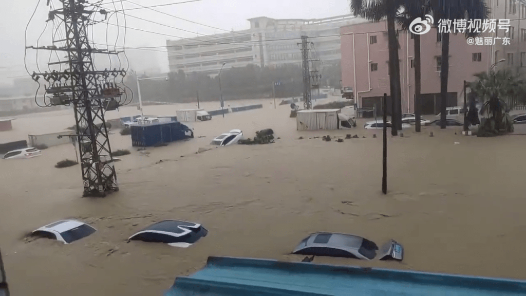 中山紅色暴雨，三鄉鎮變「水城威尼斯」，大量車輛被淹。
