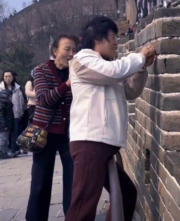 网上流传二人在长城刻字的情景。