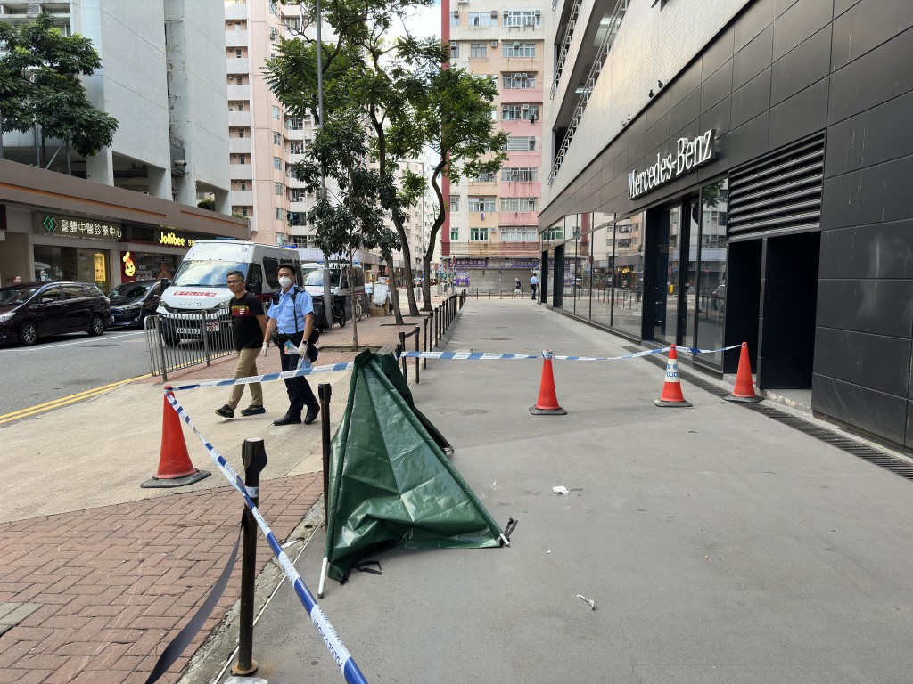 警方用帐篷遮蔽血迹，调查事件。