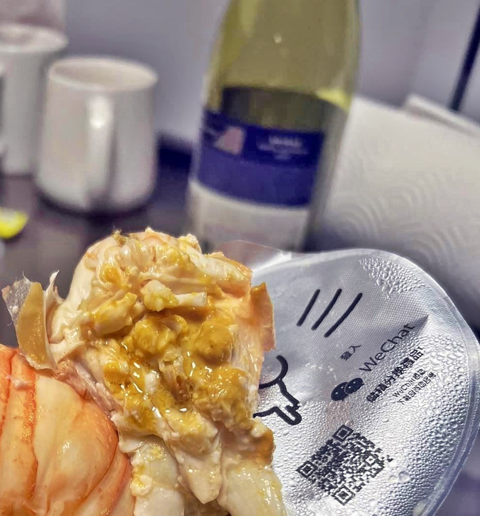 美食放閃，一時間龍蝦杯麵滿天飛。fb「香港街市魚類海鮮研究社」截圖