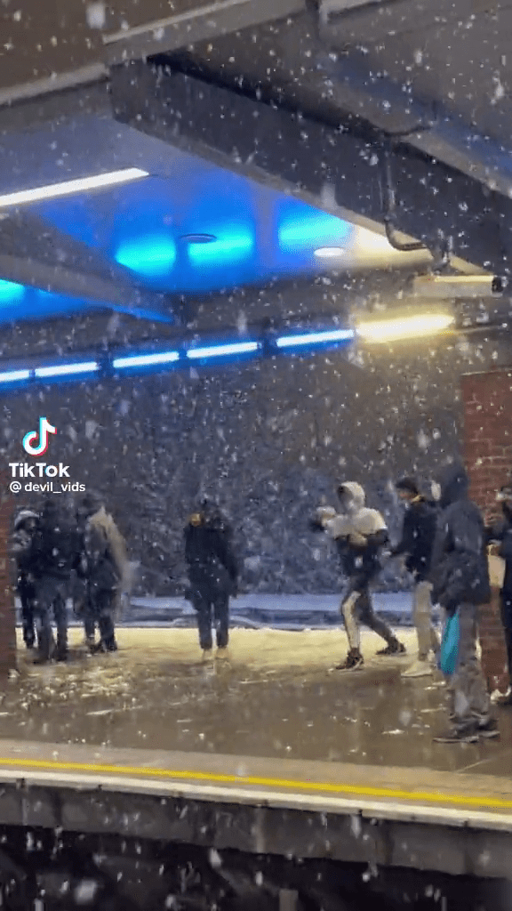 倫敦西漢姆站民眾隔著路軌在月台上打起雪球大戰。網圖