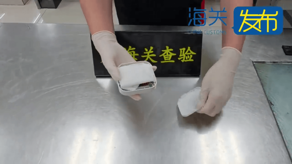 海关关员在充电宝发现藏匿的冰毒。