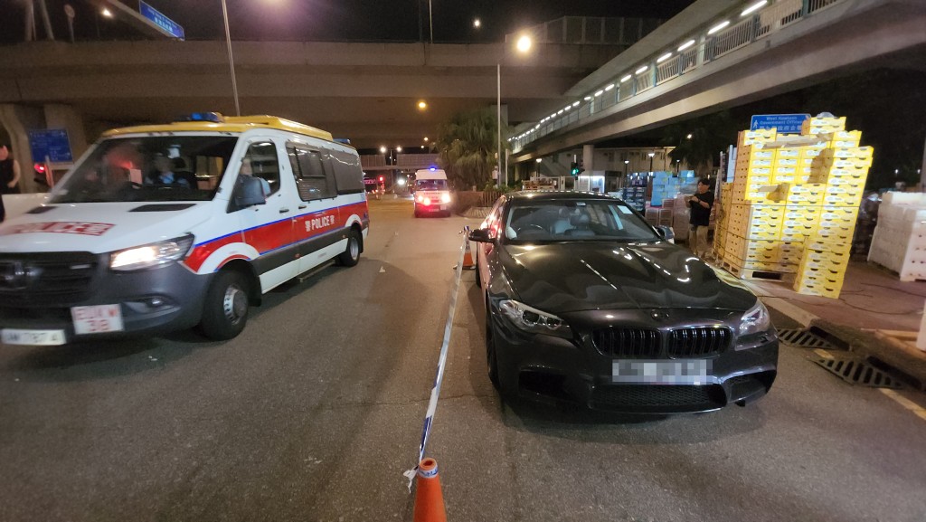 警方在油麻地截查一輛寶馬。