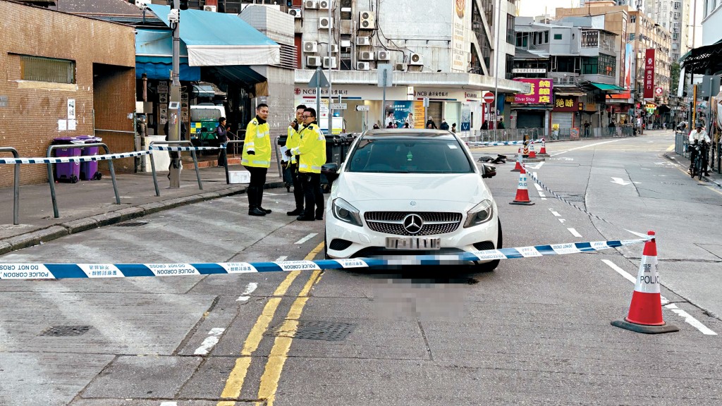 警方封鎖現場搜查涉案私家車。