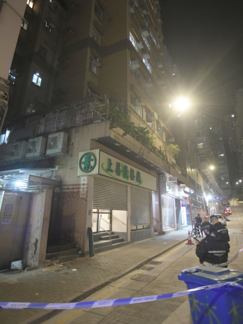 女子從高處墮下。