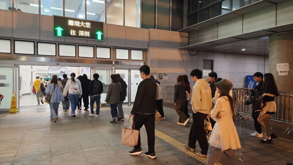 元旦凌晨二時過後，深圳灣口岸人流漸達高峰。黎志偉攝