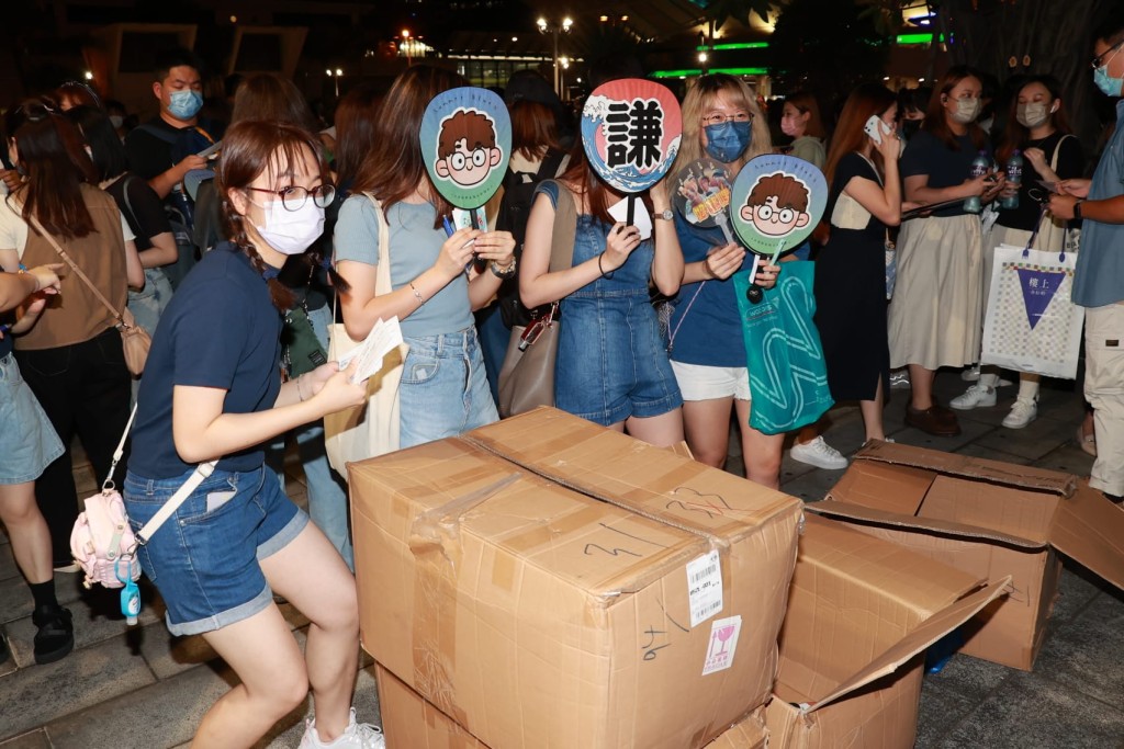 有粉絲自掏腰包製作應援物，在現場免費派發。