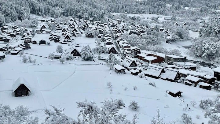 日本白川村积雪近一米。 X平台