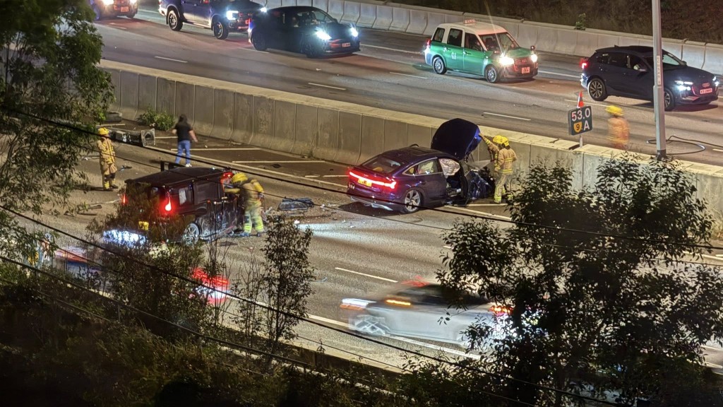 兩輛私家車發生相撞。網上圖片