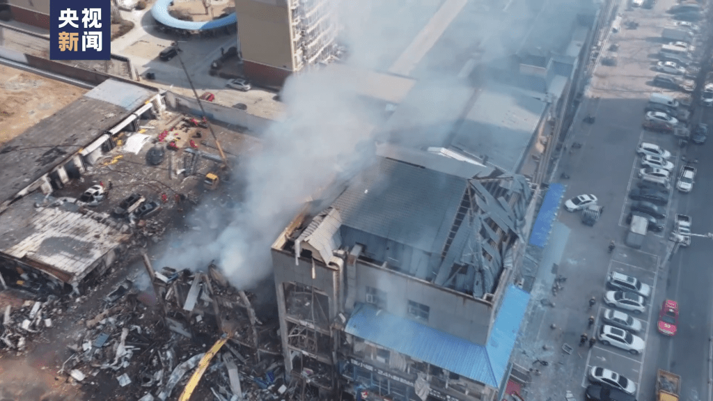 河北燕郊爆炸事故造成2死26伤，4层高建筑物夷为平地。 央视截图