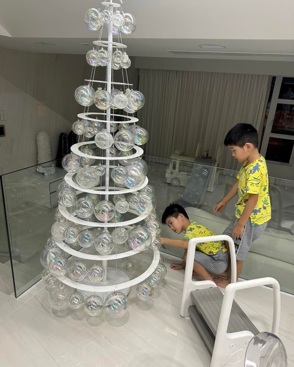 叶翠翠昨晚分享三个孩子在家中合力砌巨型圣诞树。