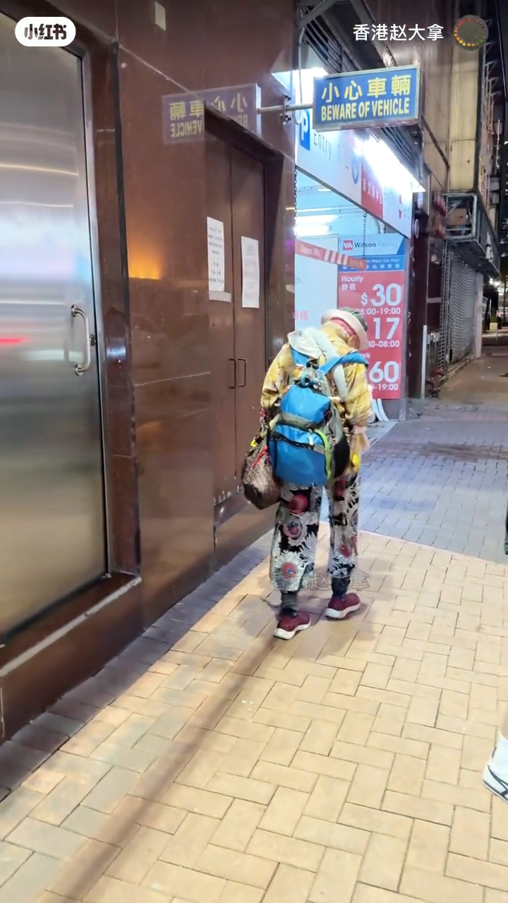 周聰玲搭着、拎住大量毛巾。