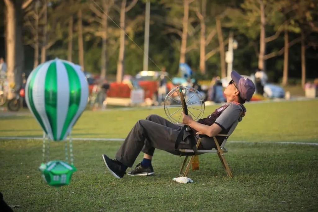 在二沙岛艺术公园，不少风筝爱好者身穿短袖衫在放风筝。 大洋网