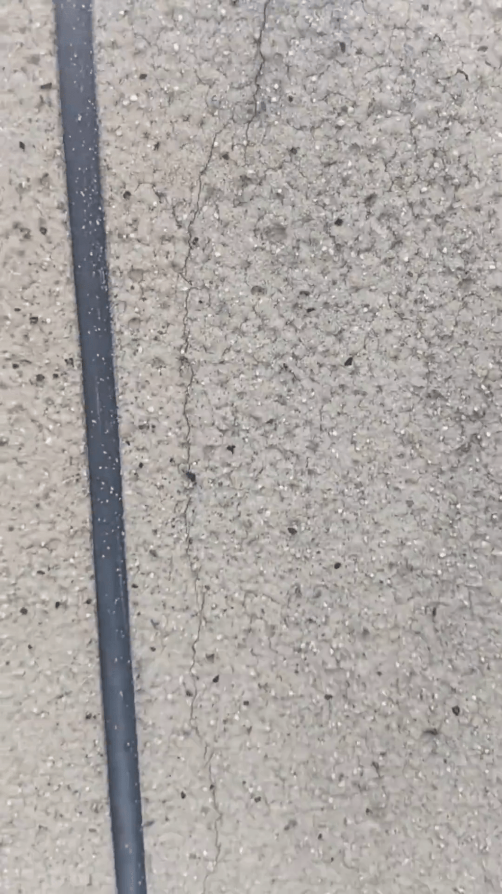 涉事樓宇業主發布房屋滿是裂縫的影像。 涉事樓宇業主發布房屋滿是裂縫的影像。