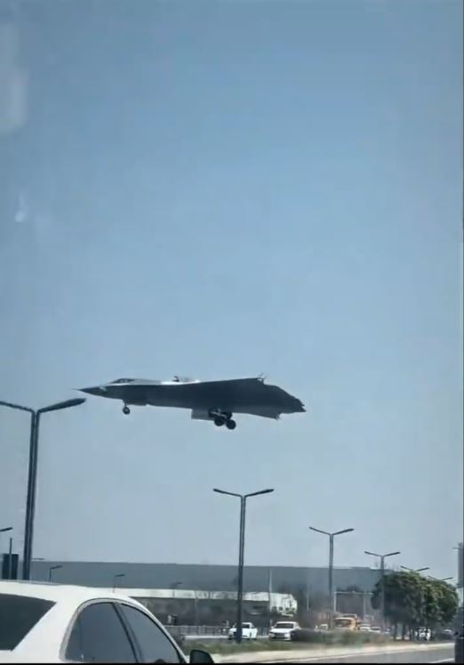 中國最新隱形戰機殲-36超低空現身成都。抖音@中山市海納燈桿燈箱廠