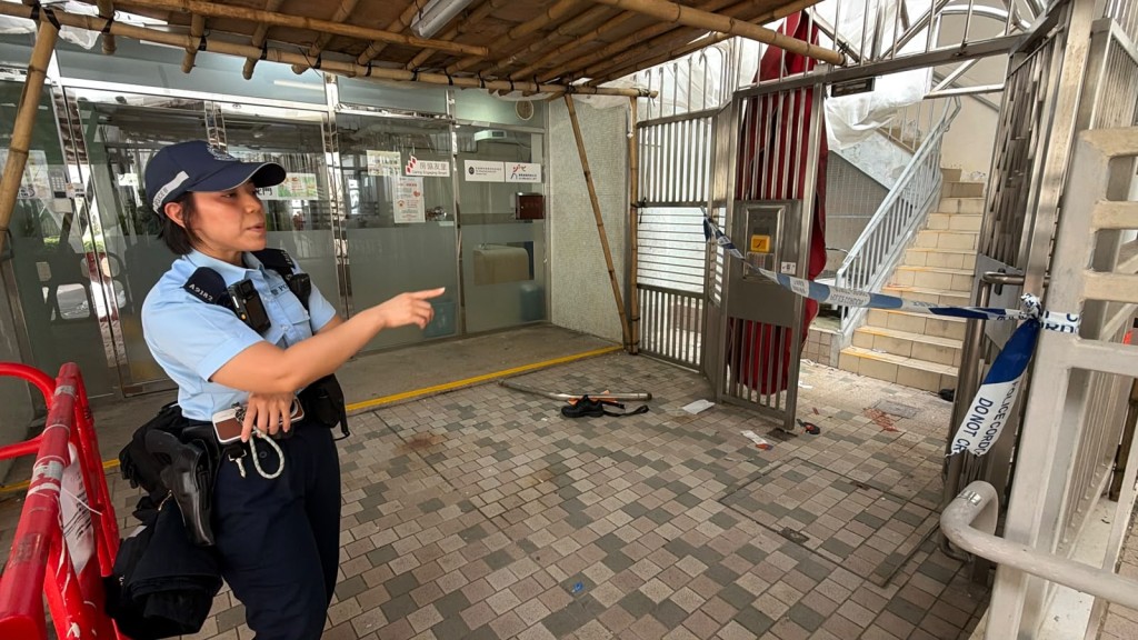 墮樓現場仍有警員看守。梁國峰攝 墮樓現場仍有警員看守。梁國峰攝