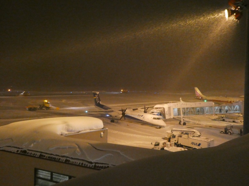 青森機場受到暴雪影響，部分航班停飛。（X@aomori_airport）