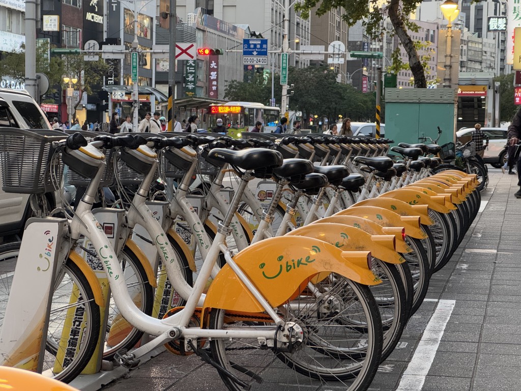 程俊豪指未來或可將部分公共單車泊位改裝成電動單車泊位，屆時需如台灣U-bike（公共租借單車）般，到指定充電樁位借還車。陳俊豪攝