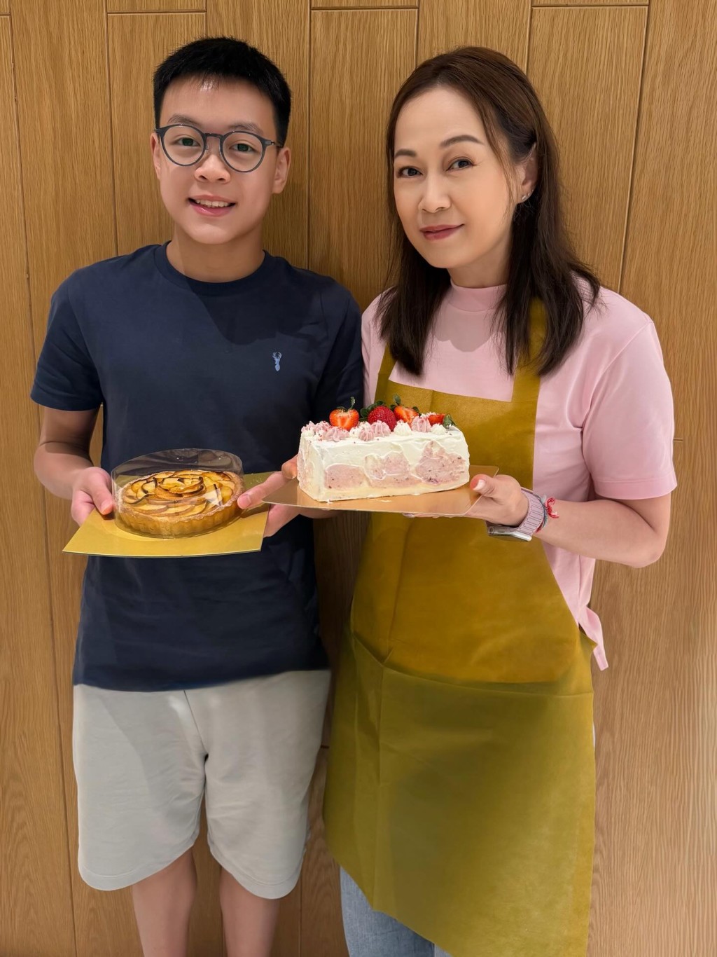 姚瑩瑩早前分享與15歲兒子梁淦賢整甜品的照片，兒子暴風式成長，現時已高過媽媽。