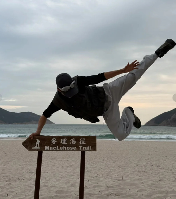 有內地網民自豪展示自己在沙灘的另類打卡照。(來源:小紅書) 有內地網民自豪展示自己在沙灘的另類打卡照。(來源:小紅書)