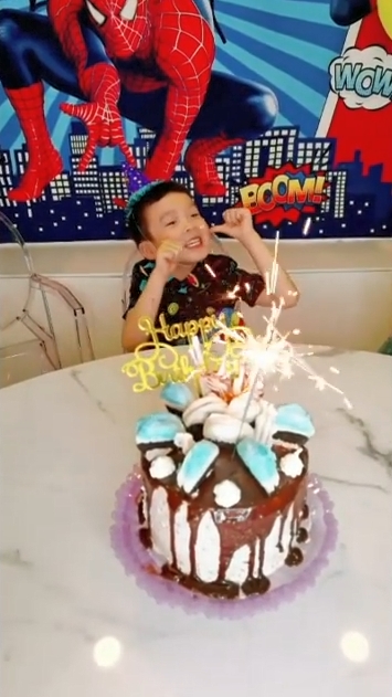 仲High爆大唱Happy birthday to me。
