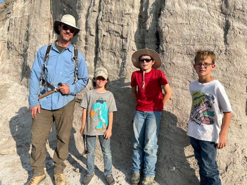 莱森博士（左一）和发现恐龙化石的3名男童。路透社