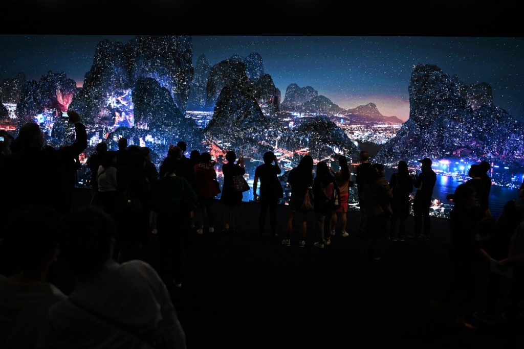 《Art Central 2023》知名中國藝術家楊泳梁則帶來全新視頻裝置藝術《極夜花火》，呈現於長達18 米的 LED 裝置上，也是藝術家至今規模最大的展示作品