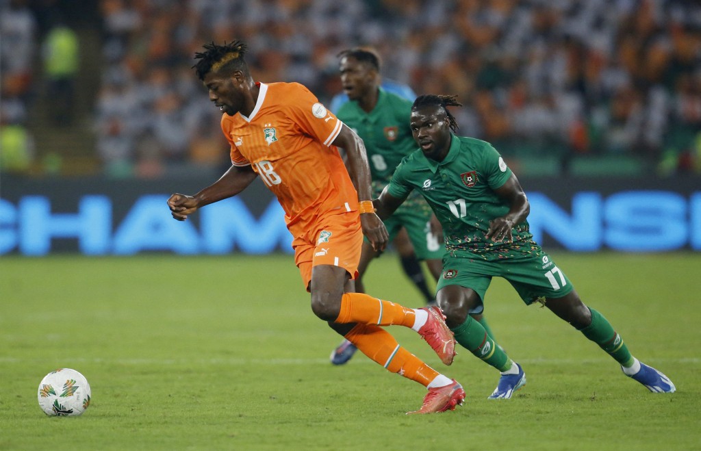 科特迪瓦(橙衫)2:0轻取畿内亚比绍。REUTERS